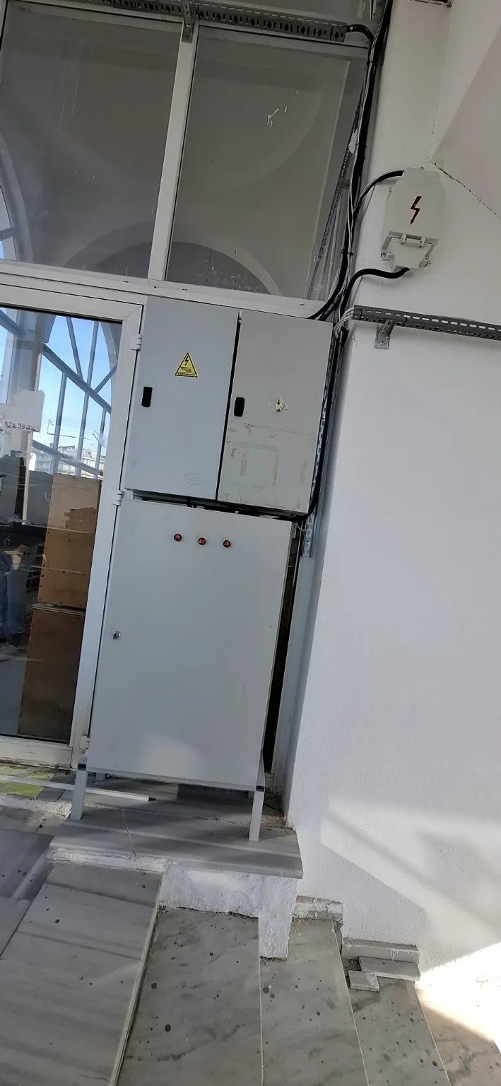 Bina içindeki elektrik dağıtım panoları ve duvar üstü kablo güzergâhı