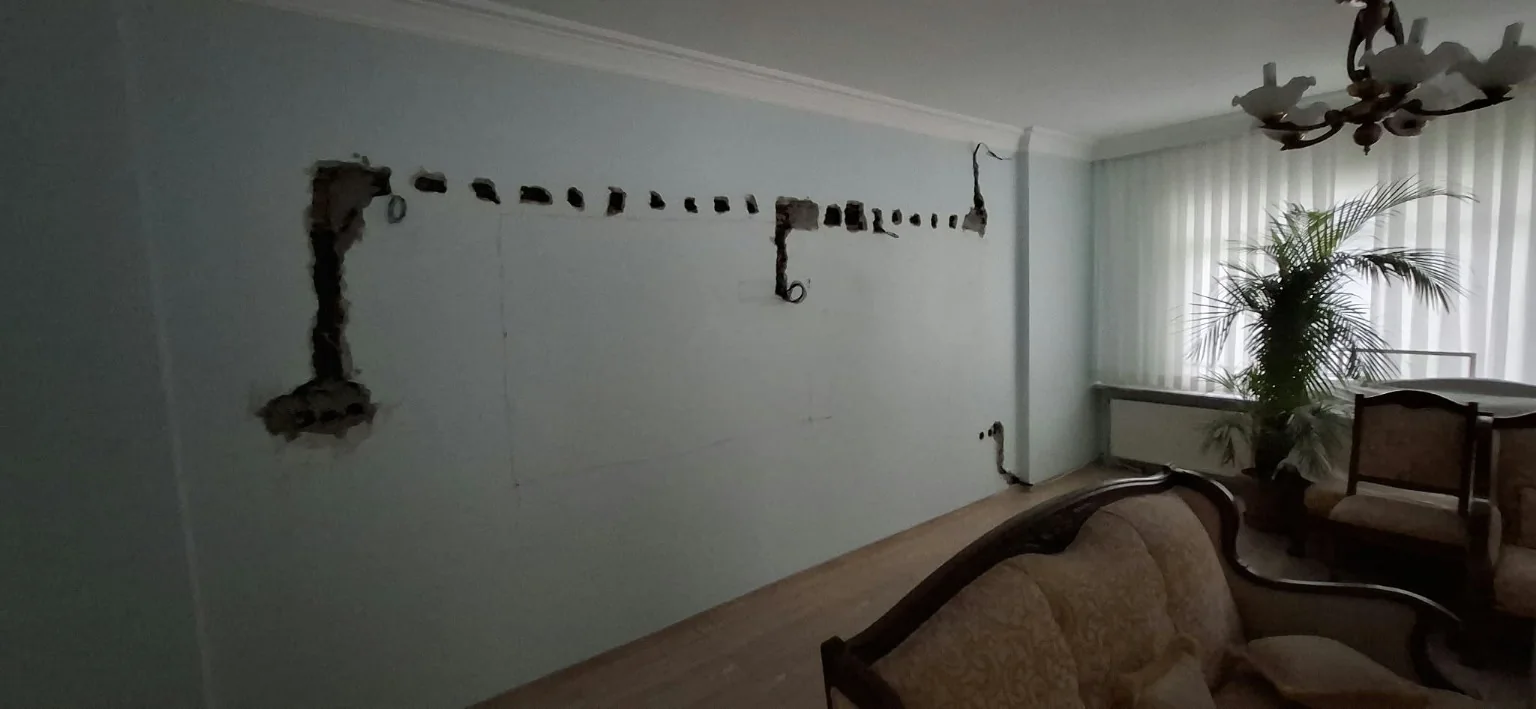 Salon duvarında elektrik tesisatı için açılmış yatay ve düşey kanallar