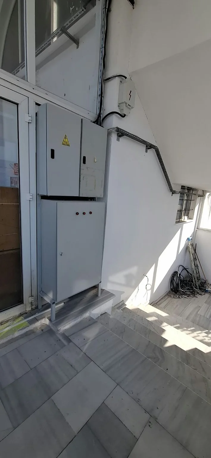 Merdiven alanına yerleştirilmiş elektrik panoları ve kablo taşıma hattı