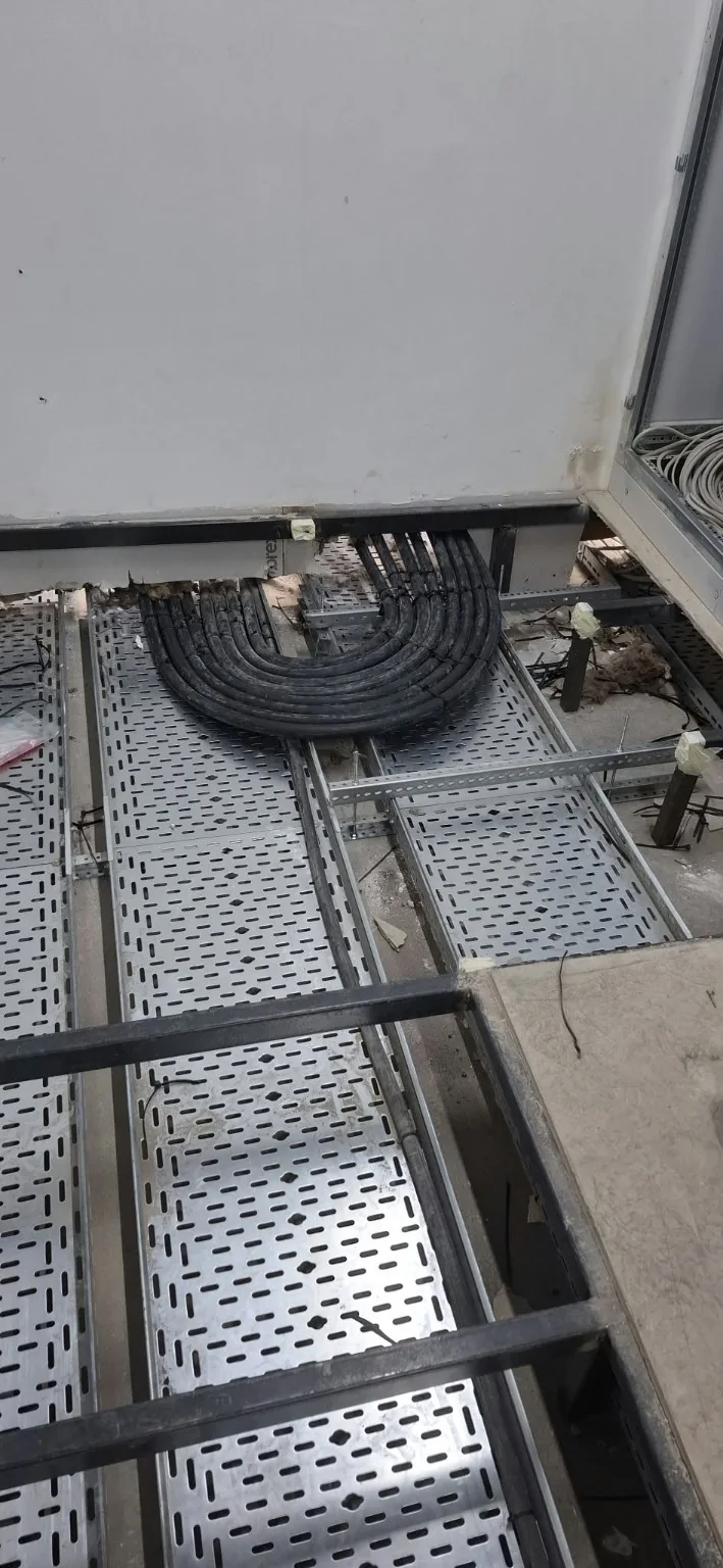 Metal kablo tavasında düzenlenmiş güç kablolarının pano altı geçişi