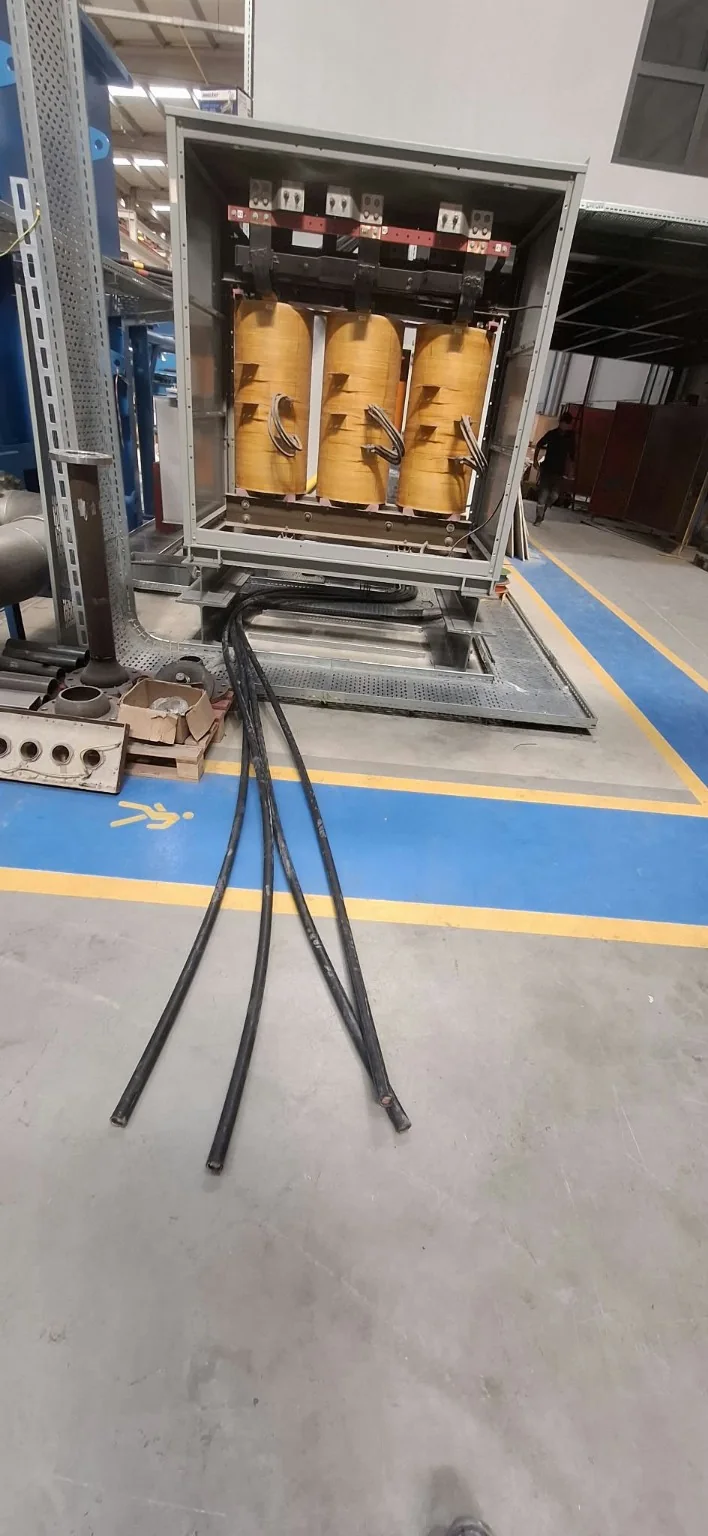 Sanayi alanında açık elektrik panosu önünde kablo bağlantı hazırlığı